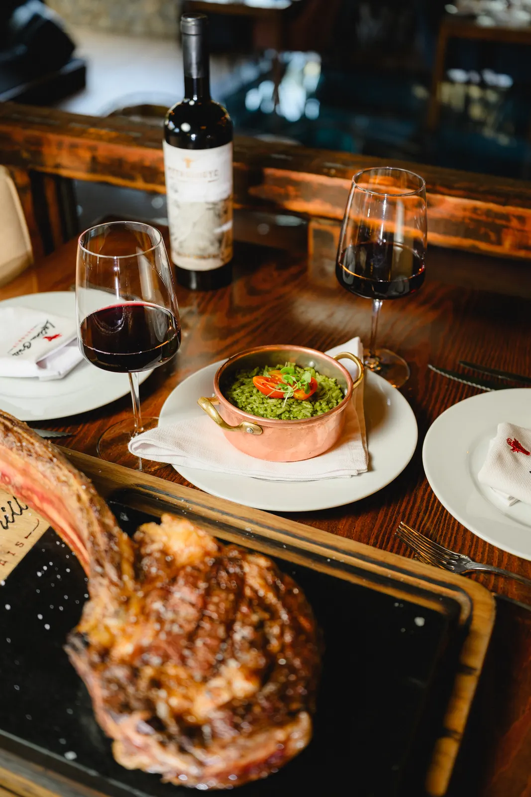 Mesa com arroz e vinho