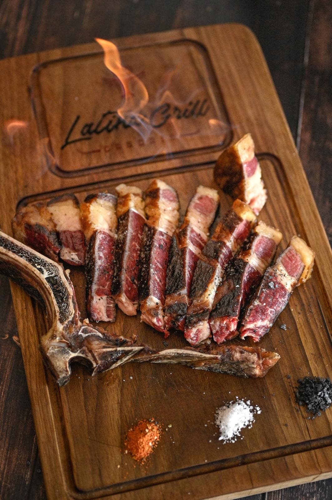 Tomahawk na brasa com presença de palco